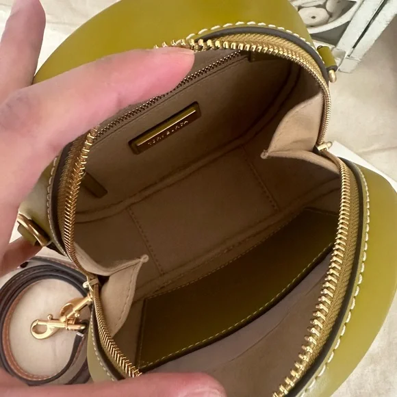 New Tory Burch T MONOGRAM CONTRAST
EMBOSSED CIRCLE BAG - Picture 5 of 8